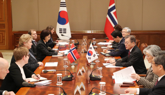 문 대통령, 솔베르그 노르웨이 총리와 정상회담  문재인 대통령이 15일 오후 청와대 본관에서 에르나 솔베르그 노르웨이 총리와 정상회담을 하고 있다. 2018.2.15